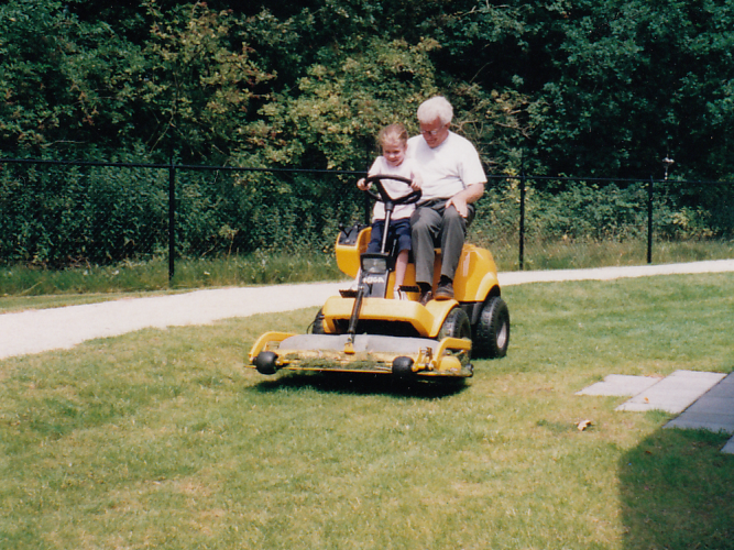 Kees op de grasmaaier